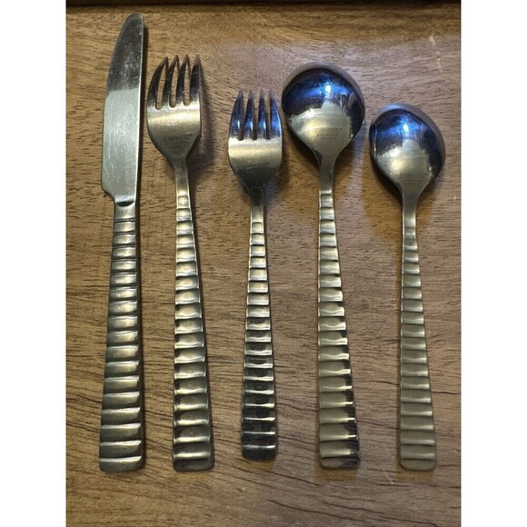 Cambridge Fracto 5 Piece Stainless Modern Flatware - Picture 6 of 9
